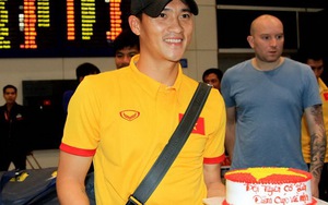 Thầy trò HLV Hữu Thắng được tặng bánh kem